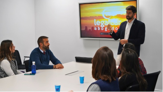 Sesión de formación en habilidades blandas impartida por Edubaa para el equipo de abogados Legalcar