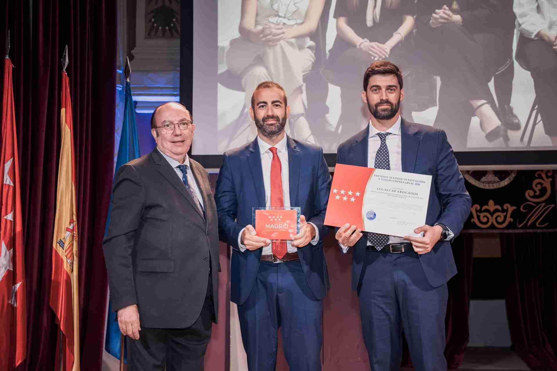 Momento de la entrega del reconocimiento durante los Premios Madrid Innovación y Visión Empresarial 2026